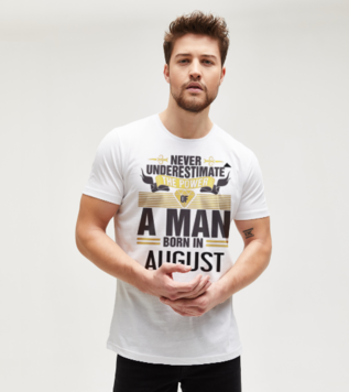 Never Underestimate Of A Man Ağustos Doğum Günü Tişört
