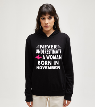 Never Underestimate a Woman November Sweatshirt En