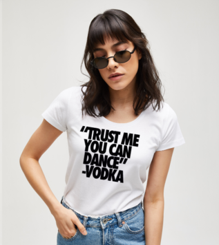 Bana güvenebilirsin dans edebilirsin votka Beyaz Kadın Tshirt